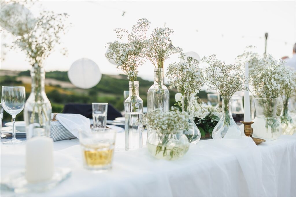 décoration florale pour un mariage en extérieur