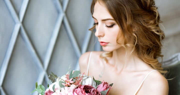 Les secrets d’une coiffure de mariage : cheveux mi-longs lachés toujours en vogue