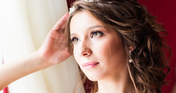 Tendances 2025 en coiffure de mariage : cheveux longs lâchés à la portée de toutes