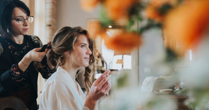 Coiffure sur le côté pour mariage : astuces pour un look parfait et durable