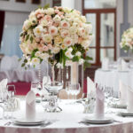Tables rondes vs tables rectangulaires : quel choix pour un mariage chic ?