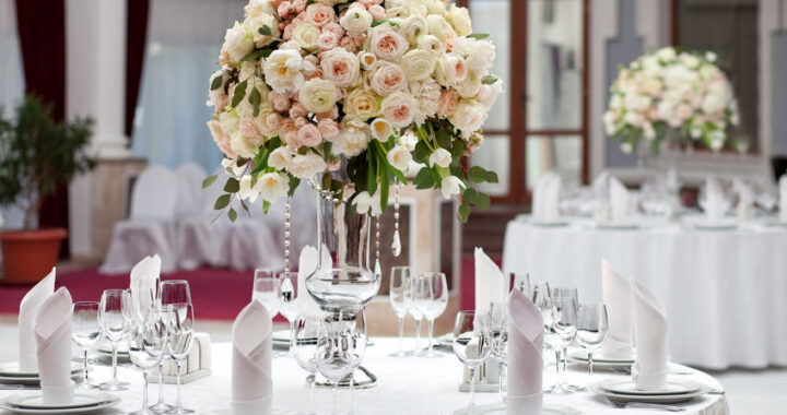 Tables rondes vs tables rectangulaires : quel choix pour un mariage chic ?