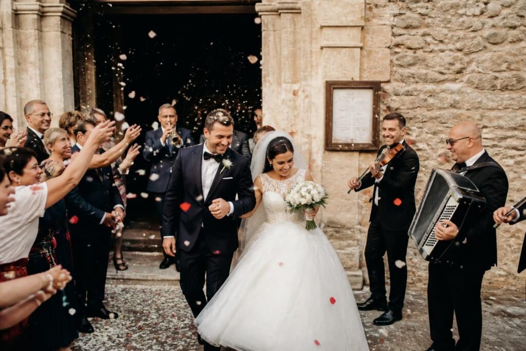 découvrez pourquoi la musique joue un rôle essentiel lors de la sortie d’église d’un mariage traditionnel, en créant une ambiance mémorable et en célébrant l’union des mariés.